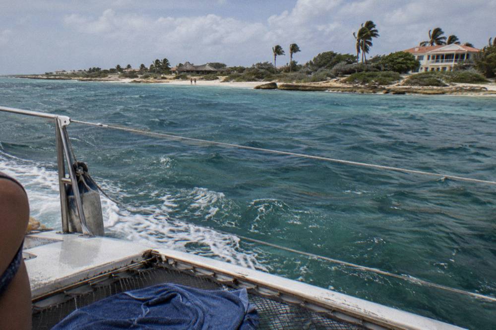 A snorkel boat cruising along the calm northwest coast of Aruba
